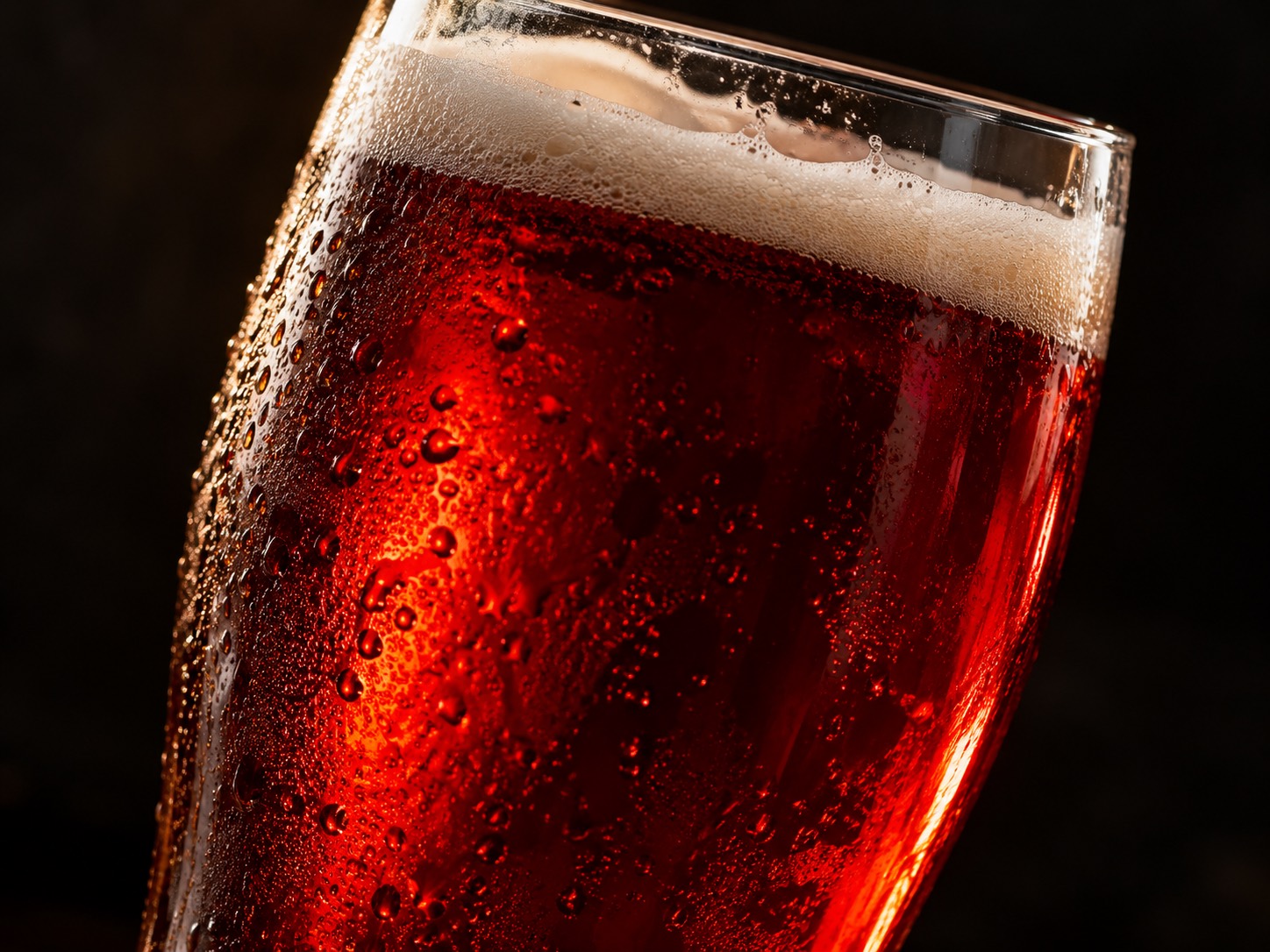 ルビーレッドは兜町の縁起の色。株価が上がるとパネルが赤くなる